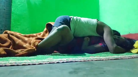 Zia super sexy si dà da fare con un diciottenne