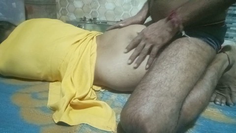 Une Bhabhi d'un village indien se fait baiser par son Devar dans la cuisine