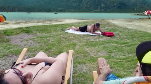 Esposa traviesa se exhibe en la playa nudista