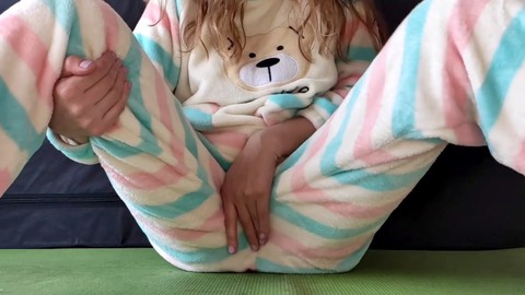 La collégienne asiatique Hotimary en pyjama se masturbe, éclaboussant partout.