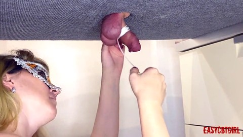 Piccolo pene viene munto sulla tavola da una MILF europea kinky in un gioco di femdom hardcore