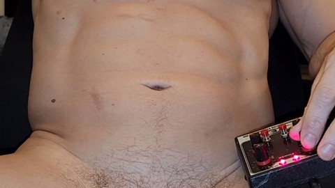 Mostrando il mio corpo tonico mentre elettrizzo e stimolo la mia virilità