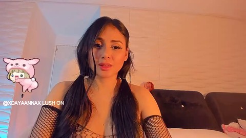 ¡Estoy tan húmeda, papi! dice una MILF latina cachonda mientras muestra su cuerpo rellenito colombiano y se masturba en la cam.