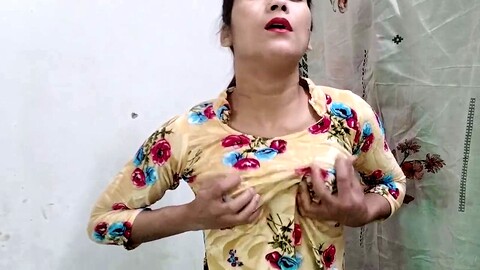 La tía india traviesa Sexyreena01 se ensucia con un giro desi.