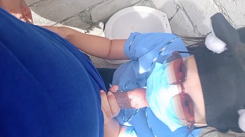 Una guardia sorprende una sexy scolara filippina, Hornygaile, mentre dà il migliore pompino pubblico mai visto su un cantiere.