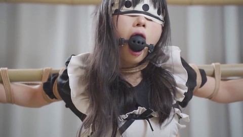 Adolescente in bondage sospensione sopporta insulti e istruzioni