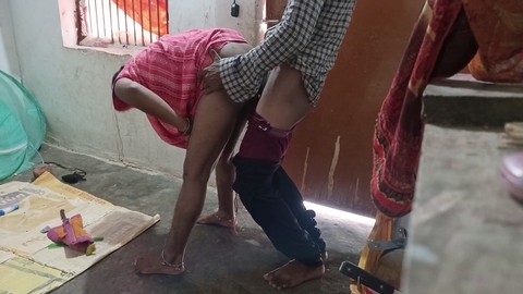 Jeune fille indienne de 18 ans avec un gros derrière reçoit une action hardcore de son demi-frère