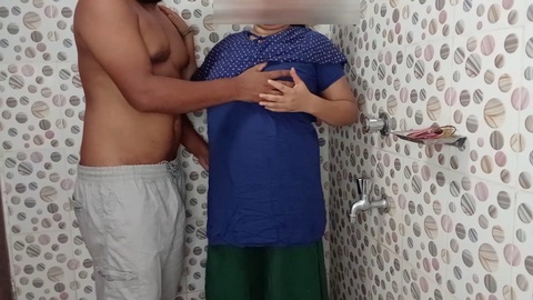 Sex, bangladesh, vieille sous la douche