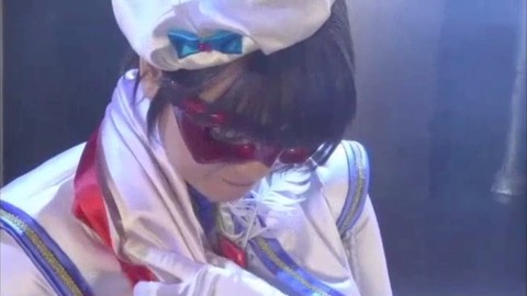 Una ragazza robusta mascherata con sottotitoli giapponesi subisce un intenso trambusto
