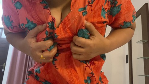 Die arabische Schönheit Arabicqueen zeigt ihre großen natürlichen Brüste in einem sexy Kleid zu Hause. Die arabische Schönheit Arabicqueen zeigt ihre großen natürlichen Brüste in einem sexy Kleid zu Hause.