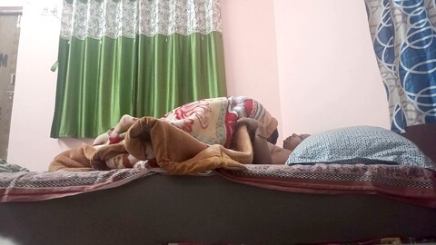 Ich habe die Frau meines Kumpels gevögelt, während er einen Videoanruf hatte.