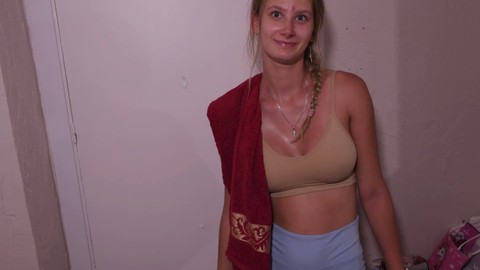 La vicina bionda sexy ha chiesto di fare un bagno insieme