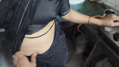 La hermanastra india Sagita Sharma cede a sus deseos con un apasionado encuentro. La hermanastra india Sagita Sharma cede a sus deseos con un apasionado encuentro.