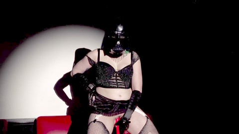 Linda "DARTH VADER" paffuta gioca con il suo vibratore-sabre laser ispirato a Star Wars