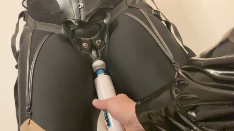 Una ragazza legata in calze di nylon, spandex e tacchi si eccita con un vibratore, pissing e uno schizzo sul viso!