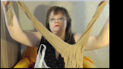 Sensual mujer madura en múltiples capas de pantimedias para tu placer.