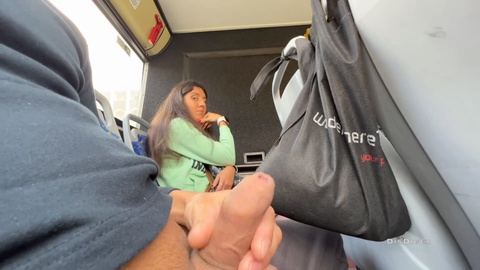 ¡Katty West chupa y escupe el "beef whistle" de un desconocido en un autobús público lleno de gente!