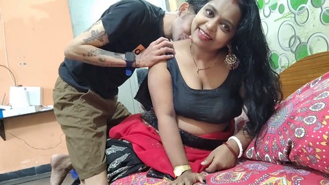 Una sexy bhabhi india con grandes senos se pone caliente y vaporosa