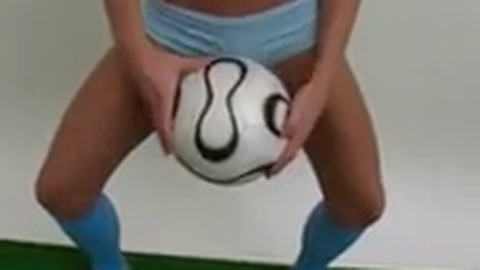 Sinnliche ukrainische blonde Fußballspielerin reizt beim Training mit dem Ball