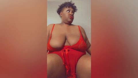 Trina Foxx, impresionante chica en lencería roja, sorprende a los espectadores con sus curvas