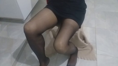 Una moglie seducente mostra le gambe per eccitare il marito