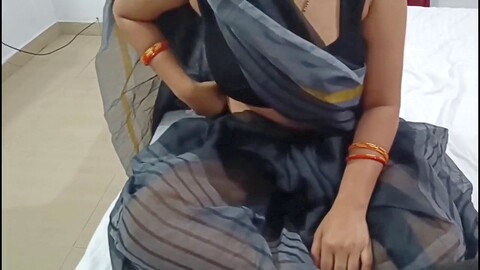 La bhabhi le da una acción salvaje con la lengua a su devar mientras la sirvienta observa.