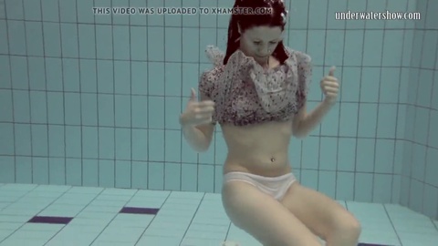 Loris Licicia brodelt nackt beim Schwimmen unter Wasser