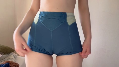 Kurzes mädchen, extra klein, anprobieren