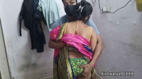 La pareja desi Aishwarya Bhabhi se enciende mientras usa un saree.