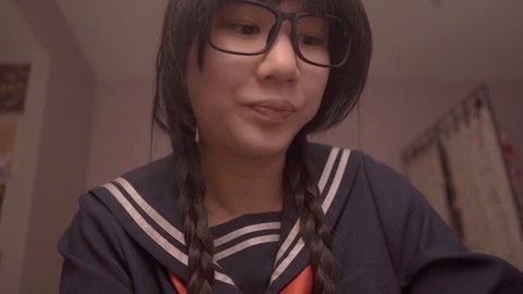 Linda e inexperta colegiala japonesa Alize Zaide en su cosplay en solitario
