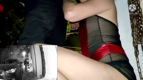 Travestito cattivo in lingerie sexy fa un pompino mozzafiato in pubblico e viene scopato duro all'aperto