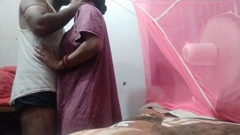 Eine erotische indische Ehefrau genießt leidenschaftlichen Sex in hochauflösenden Videos