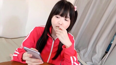 La adorable chica asiática Babyyurin muestra su cara ahegao