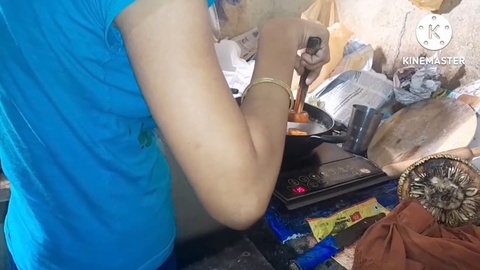 Une bhabhi indienne se fait démonter en cuisinant dans la cuisine
