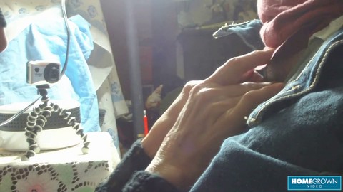 Una abuela tetona se entrega a una sesión traviesa de chupar un miembro pequeño y ruega por una boca llena de semen. Una abuela tetona se entrega a una sesión traviesa de chupar un miembro pequeño y ruega por una boca llena de semen.