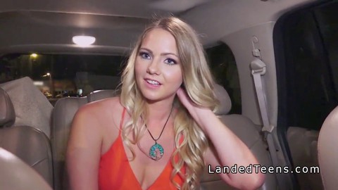 Blonde Schulhitchhikerin wird im Freien auf versteckter Kamera gebumst