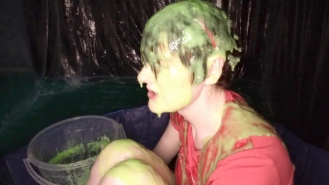 Jennifer pazza si versa sopra la testa del gunge verde indossando una maglietta e degli shorts