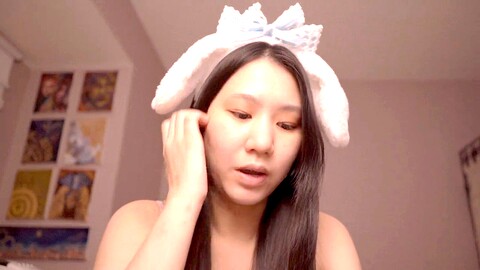 La carina ragazza asiatica Alize Zaide in costume da coniglio gode delle vibrazioni ASMR La carina ragazza asiatica Alize Zaide in costume da coniglio gode delle vibrazioni ASMR
