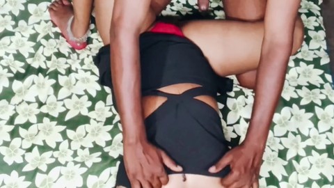 La hermanastra del pueblo se divierte con su hermanastro en un sexy vestido de verano
