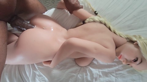 La belle-fille s'amuse avec des jouets sexuels en POV, apprécie une chatte serrée