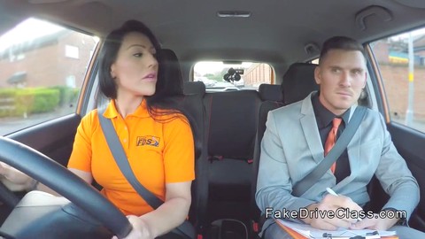 Fahrschülerin wird von Lehrer in der Öffentlichkeit mit seinem Riesenschwanz gefickt