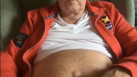 Un cazzuto di 79 anni dalla Germania si lascia andare davanti alla telecamera - Omaggio di sperma e azione hot con ragazzi gay!