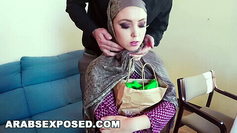 Una pobre mujer musulmana tiene un encuentro sexual tabú y sucio.