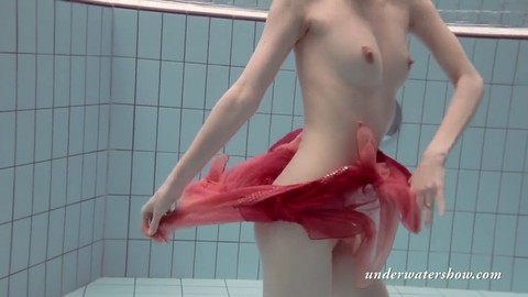 Katya Okuneva disfruta de la diversión bajo el agua en lencería reveladora