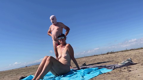 La caliente esposa milf domina en bikini en la playa - humillación por pene pequeño y acción de ama femdom