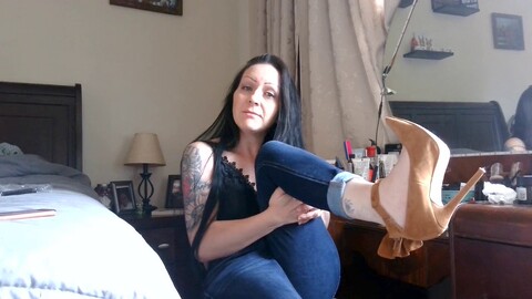 El pegging con tacones de Raven Willow desde una perspectiva POV