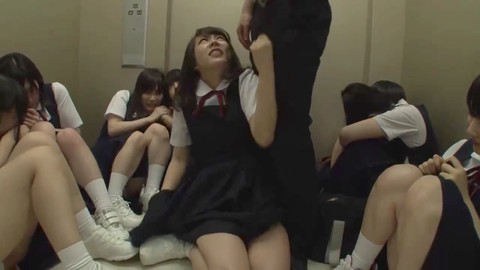 Bloccate nell'ascensore, ragazze universitarie asiatiche scopano e vengono maltrattate.