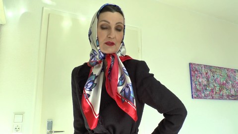 L'elegante milf Victoria Valente modella foulard di raso come una vera regina della sciarpa